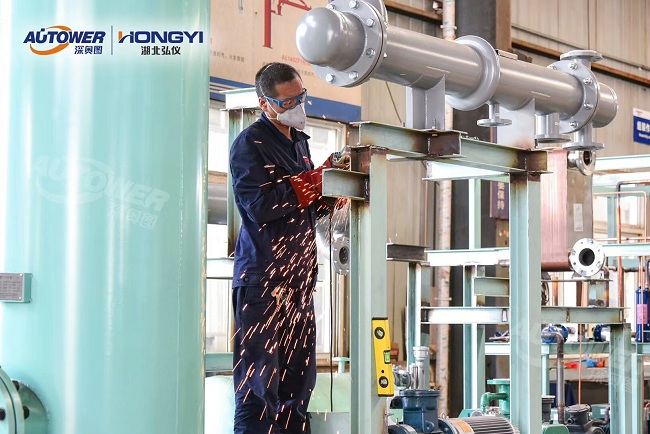     LNG氣化調(diào)壓撬的調(diào)試和注意事項,關(guān)于LNG氣化調(diào)壓撬站的安全管理工作。  LNG氣化調(diào)壓撬的調(diào)試和注意事項  ①制定合理的操作規(guī)章制度      應(yīng)制定合理的LNG裝卸車操作規(guī)程、LNG儲罐倒罐操作規(guī)程、LNG氣化器操作規(guī)程、BOG復(fù)熱器操作規(guī)程、儲罐自增壓操作規(guī)程、EAG復(fù)熱器操作規(guī)程、卸車增壓器操作規(guī)程、橇裝式調(diào)壓器操作規(guī)程、BOG計量橇操作規(guī)程、LNG離心泵操作規(guī)程、天然氣加臭機(jī)操作規(guī)程、中心調(diào)度控制程序切換操作規(guī)程、消防水泵操作規(guī)程、LNG氣化站管道設(shè)備維護(hù)保養(yǎng)技術(shù)和操作手冊等。  ②建立臺賬，管理設(shè)備技術(shù)資料      應(yīng)建立維護(hù)記錄、巡查巡檢記錄、進(jìn)出人員管理記錄、各類操作記錄、應(yīng)急演練記錄、安全活動記錄，管理好設(shè)備有關(guān)技術(shù)資料和各類原始資料等。  ③制定天然氣管道、廠站事故應(yīng)急預(yù)案      應(yīng)依據(jù)有關(guān)法律、法規(guī)及相關(guān)規(guī)定，并結(jié)合企業(yè)制度及實際情況，制定天然氣管道、廠站事故應(yīng)急預(yù)案。預(yù)案應(yīng)包含事故不利因素的分析、事故危害、事故分級、事故處理響應(yīng)等級、處理的程序及后期處理。應(yīng)經(jīng)常開展不同等級的事故演練和對搶修裝備進(jìn)行檢查，大型的事故演練要聯(lián)合當(dāng)?shù)毓蚕馈踩芾聿块T一同進(jìn)行。  LNG氣化調(diào)壓撬的調(diào)試和注意事項  ④嚴(yán)格執(zhí)行上崗考試制度      各類操作人員獨立操作前必須經(jīng)過公司有關(guān)部門組織的考試，成績合格后方可獨立上崗。  ⑤加強對消防、防雷、防靜電設(shè)備檢查和管理      加強對LNG氣化站防雷、防靜電設(shè)備的定期檢查和維護(hù)保養(yǎng)，著重對消防水池、消防泵、消防水炮、儲罐噴淋管及干粉滅火器進(jìn)行檢查?？扇?xì)怏w報警設(shè)備需定期維護(hù)，確保其完好