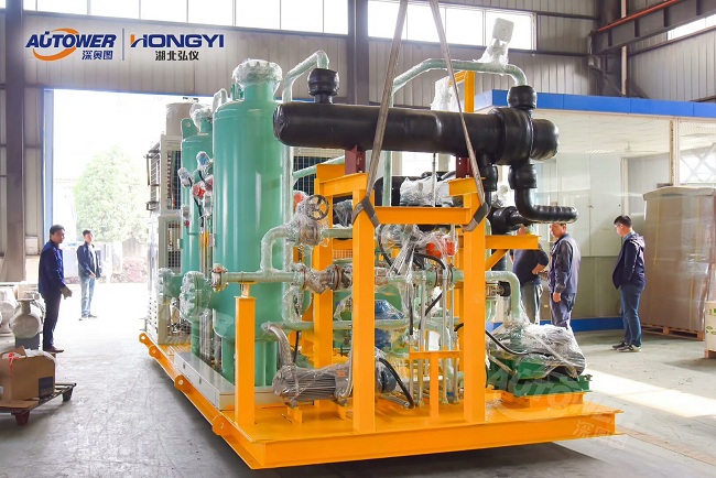     LNG氣化調(diào)壓撬的調(diào)試和注意事項,關(guān)于LNG氣化調(diào)壓撬站的安全管理工作。  LNG氣化調(diào)壓撬的調(diào)試和注意事項  ①制定合理的操作規(guī)章制度      應(yīng)制定合理的LNG裝卸車操作規(guī)程、LNG儲罐倒罐操作規(guī)程、LNG氣化器操作規(guī)程、BOG復(fù)熱器操作規(guī)程、儲罐自增壓操作規(guī)程、EAG復(fù)熱器操作規(guī)程、卸車增壓器操作規(guī)程、橇裝式調(diào)壓器操作規(guī)程、BOG計量橇操作規(guī)程、LNG離心泵操作規(guī)程、天然氣加臭機(jī)操作規(guī)程、中心調(diào)度控制程序切換操作規(guī)程、消防水泵操作規(guī)程、LNG氣化站管道設(shè)備維護(hù)保養(yǎng)技術(shù)和操作手冊等。  ②建立臺賬，管理設(shè)備技術(shù)資料      應(yīng)建立維護(hù)記錄、巡查巡檢記錄、進(jìn)出人員管理記錄、各類操作記錄、應(yīng)急演練記錄、安全活動記錄，管理好設(shè)備有關(guān)技術(shù)資料和各類原始資料等。  ③制定天然氣管道、廠站事故應(yīng)急預(yù)案      應(yīng)依據(jù)有關(guān)法律、法規(guī)及相關(guān)規(guī)定，并結(jié)合企業(yè)制度及實際情況，制定天然氣管道、廠站事故應(yīng)急預(yù)案。預(yù)案應(yīng)包含事故不利因素的分析、事故危害、事故分級、事故處理響應(yīng)等級、處理的程序及后期處理。應(yīng)經(jīng)常開展不同等級的事故演練和對搶修裝備進(jìn)行檢查，大型的事故演練要聯(lián)合當(dāng)?shù)毓蚕?、安全管理部門一同進(jìn)行。  LNG氣化調(diào)壓撬的調(diào)試和注意事項  ④嚴(yán)格執(zhí)行上崗考試制度      各類操作人員獨立操作前必須經(jīng)過公司有關(guān)部門組織的考試，成績合格后方可獨立上崗。  ⑤加強對消防、防雷、防靜電設(shè)備檢查和管理      加強對LNG氣化站防雷、防靜電設(shè)備的定期檢查和維護(hù)保養(yǎng)，著重對消防水池、消防泵、消防水炮、儲罐噴淋管及干粉滅火器進(jìn)行檢查?？扇?xì)怏w報警設(shè)備需定期維護(hù)，確保其完好